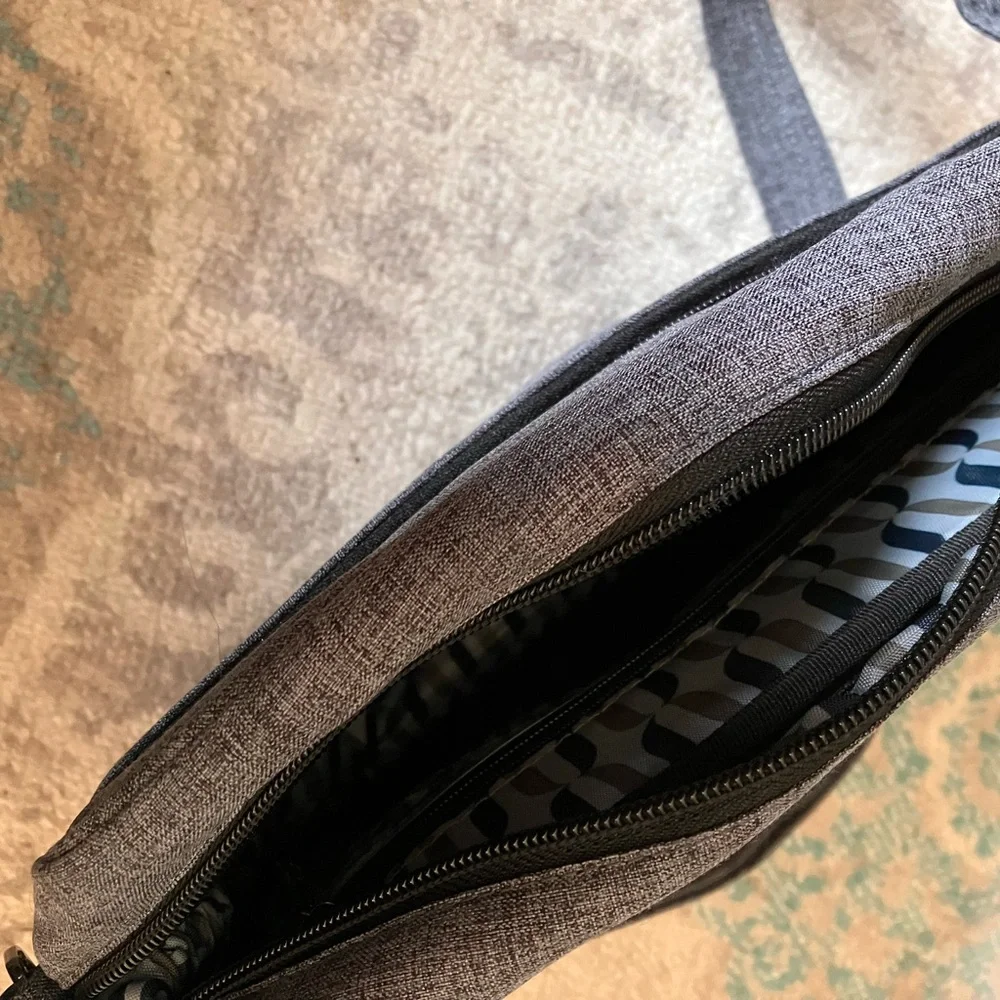 NEW! Cute “lug” Gray Quilted Crossbody Bag - Picture 6 of 11